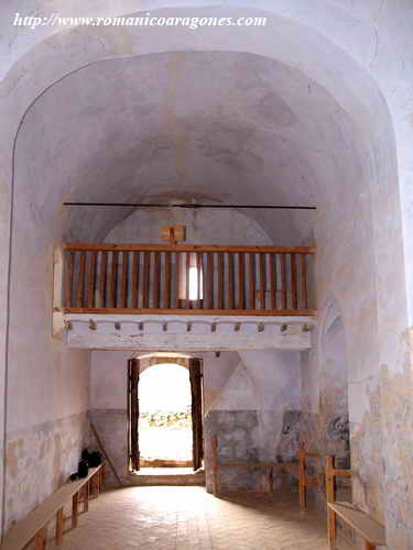 INTERIOR DEL TEMPLO HACIA LOS PIES